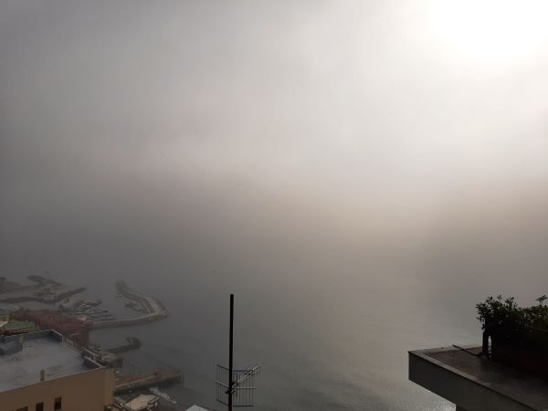 Napoli si sveglia avvolta dalla nebbia: è il secondo giorno consecutivo