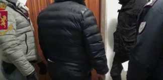 I poliziotti, una volta entrati nell’appartamento di Fuorigrotta , hanno rinvenuto nella cucina, all’interno di un pensile, 23 buste di marijuana del peso complessivo di circa 25 grammi.