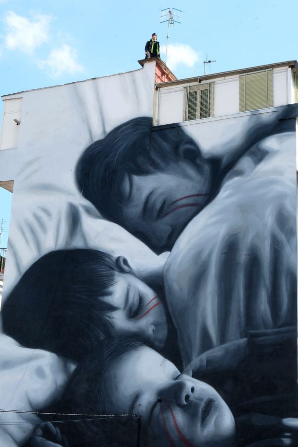 Jorit, ecco un altro murale a Barra: “I sogni dei bambini”