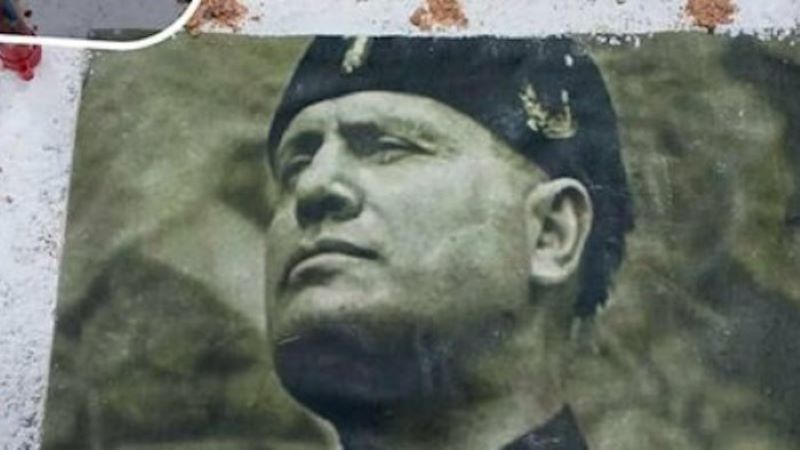 Napoli, festa in sede IV Municipalità con torta raffigurante Mussolini: è polemica
