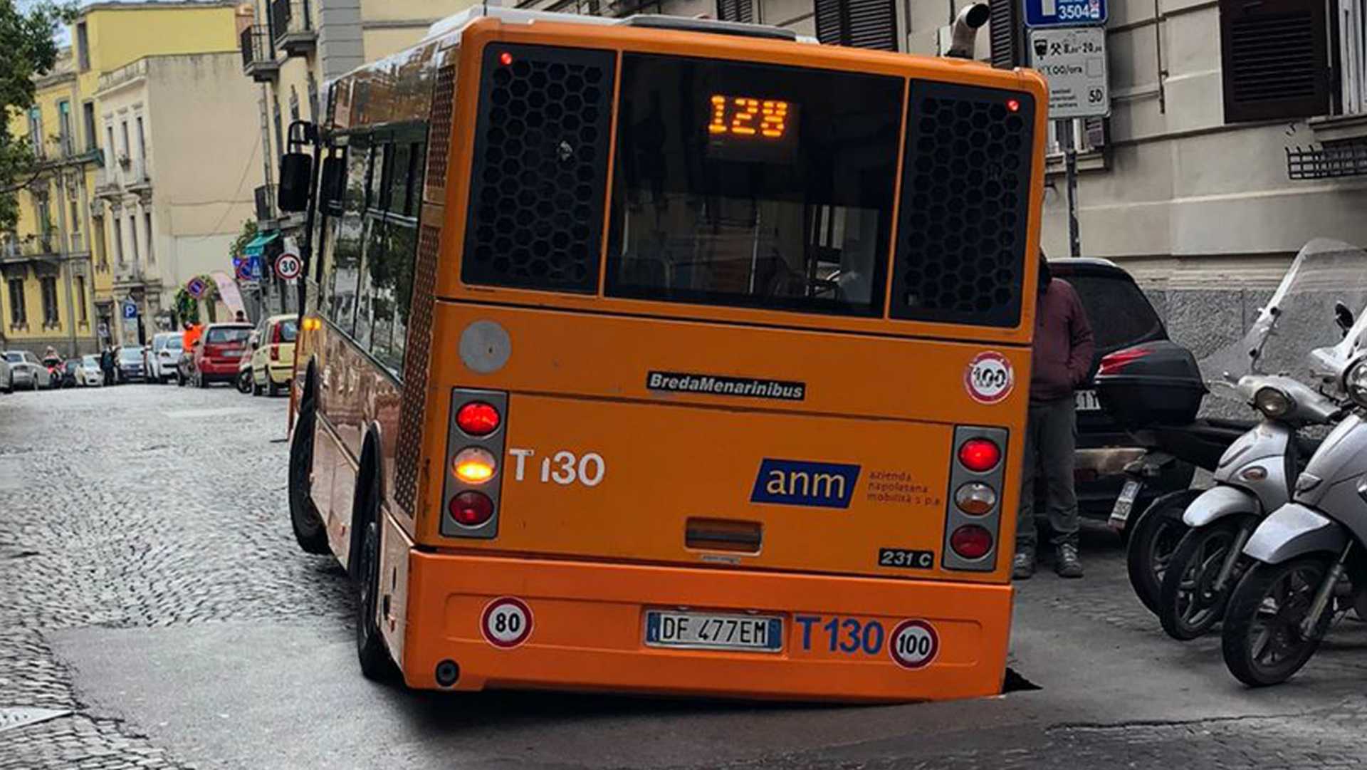 Bus Anm sprofonda in una voragine: paura a Napoli