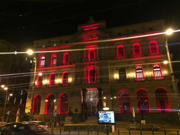 La Camera di Commercio si illumina di rosso per vittime femminicidio