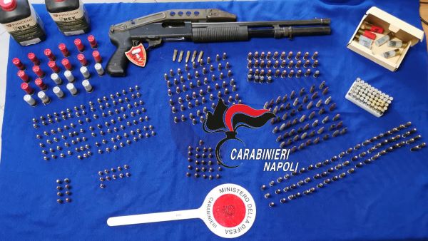 Soccavo, centinaia di munizioni e un fucile a pompa: sequestro dei Carabinieri