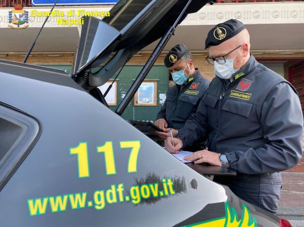 Napoli, controlli della GdF prima della zona rossa: 159 multe e un arresto per droga