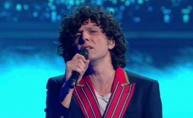 Sanremo 2021, Ermal Meta vince la serata della cover con la Napoli Mandolin Orchestra (VIDEO)