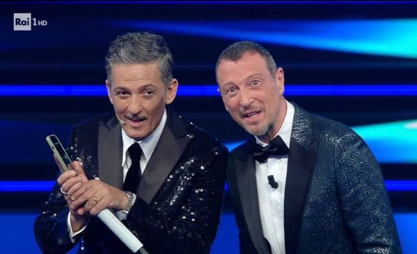 Prima serata di Sanremo 2021, l’emozione di Amadeus: “Il cuore batte più forte”