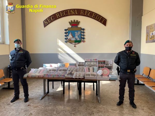 Napoli, sequestrati oltre 139mila tra articoli per la casa e scarpe contraffatte: due denunce