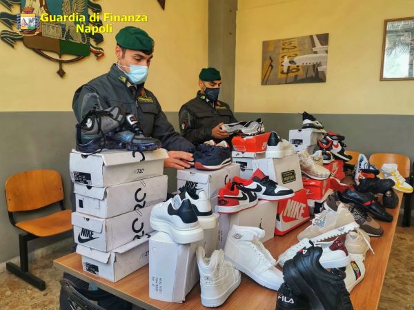Napoli, sequestrati oltre 139mila tra articoli per la casa e scarpe contraffatte: due denunce