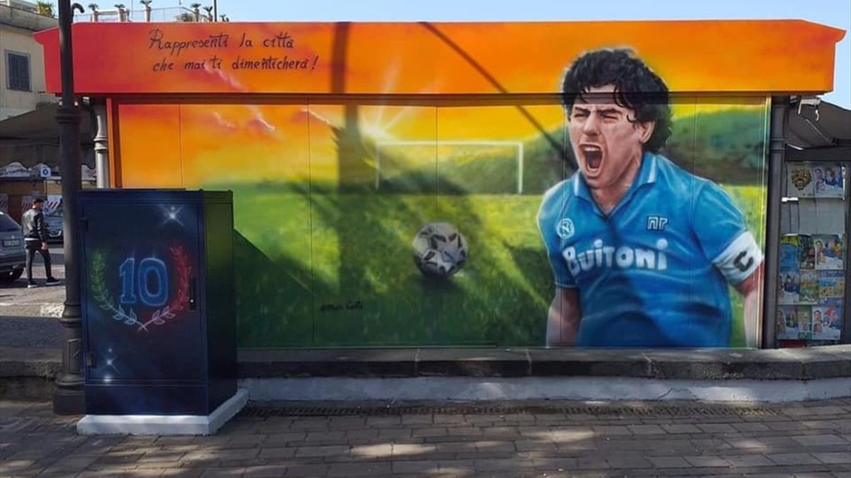 Maradona, anche a Pozzuoli un murale per celebrare il pibe