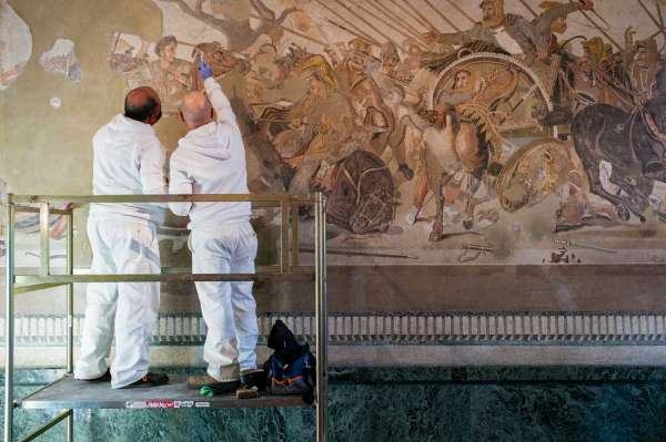 Il celebre mosaico di "Alessandro" in restauro al MANN