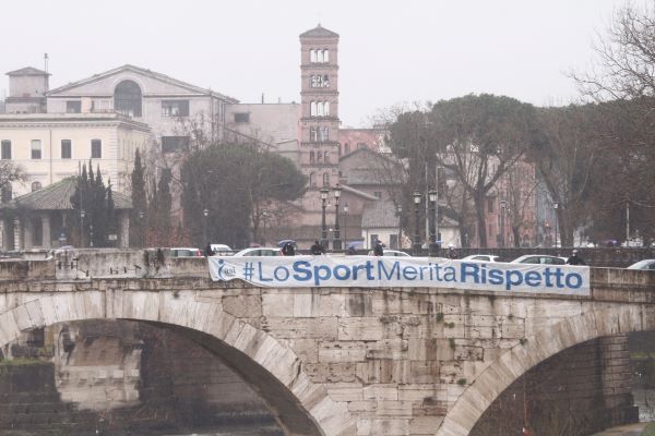 A un anno dal lockdown “lo sport merita rispetto”: striscioni sui ponti di Roma