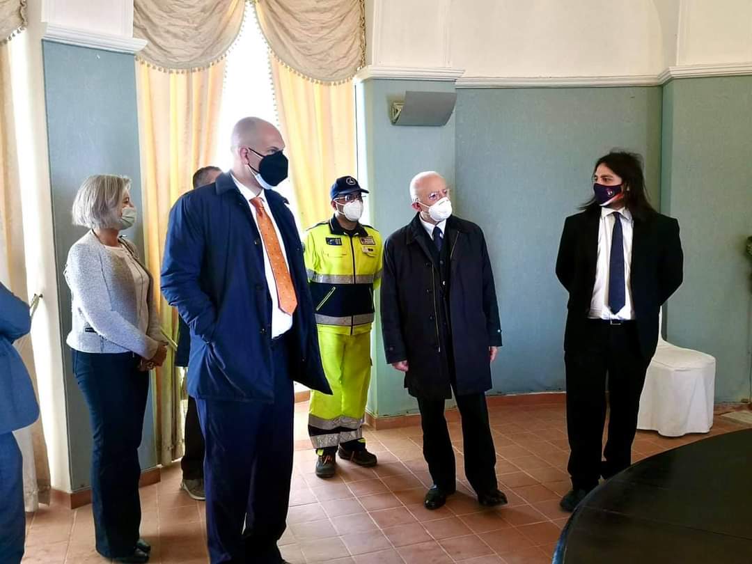 Vincenzo De Luca in visita al centro vaccinale di Bacoli e Monte di Procida