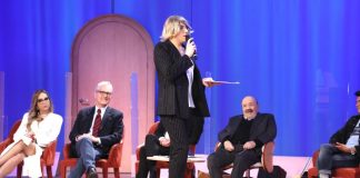Maria De Filippi ospite al Maurizio Costanzo Show, ma è Vincenzo De Lucia
