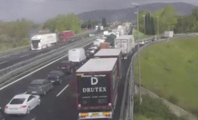 Mercatali bloccano autostrada per le chiusure in Campania
