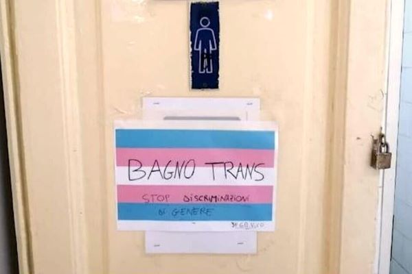 Liceo Vico di Napoli, bagno negato a studente trans: i compagni occupano la classe
