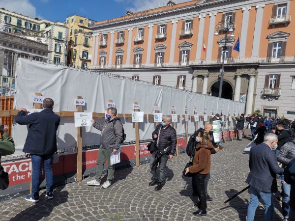 Piazza Plebiscito, Confesercenti protesta contro la zona rossa: 15 “croci” per 15 settori moribondi