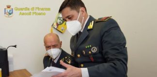 Dichiaravano redditi da poveri e “arrotondavano” con polizze false vendute online: 9 denunce