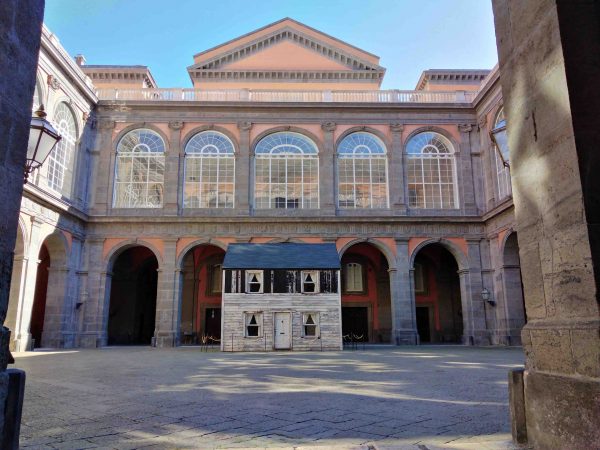 Palazzo Reale Napoli, aperti giardino e cortili. Challenge sui social "come eravamo"