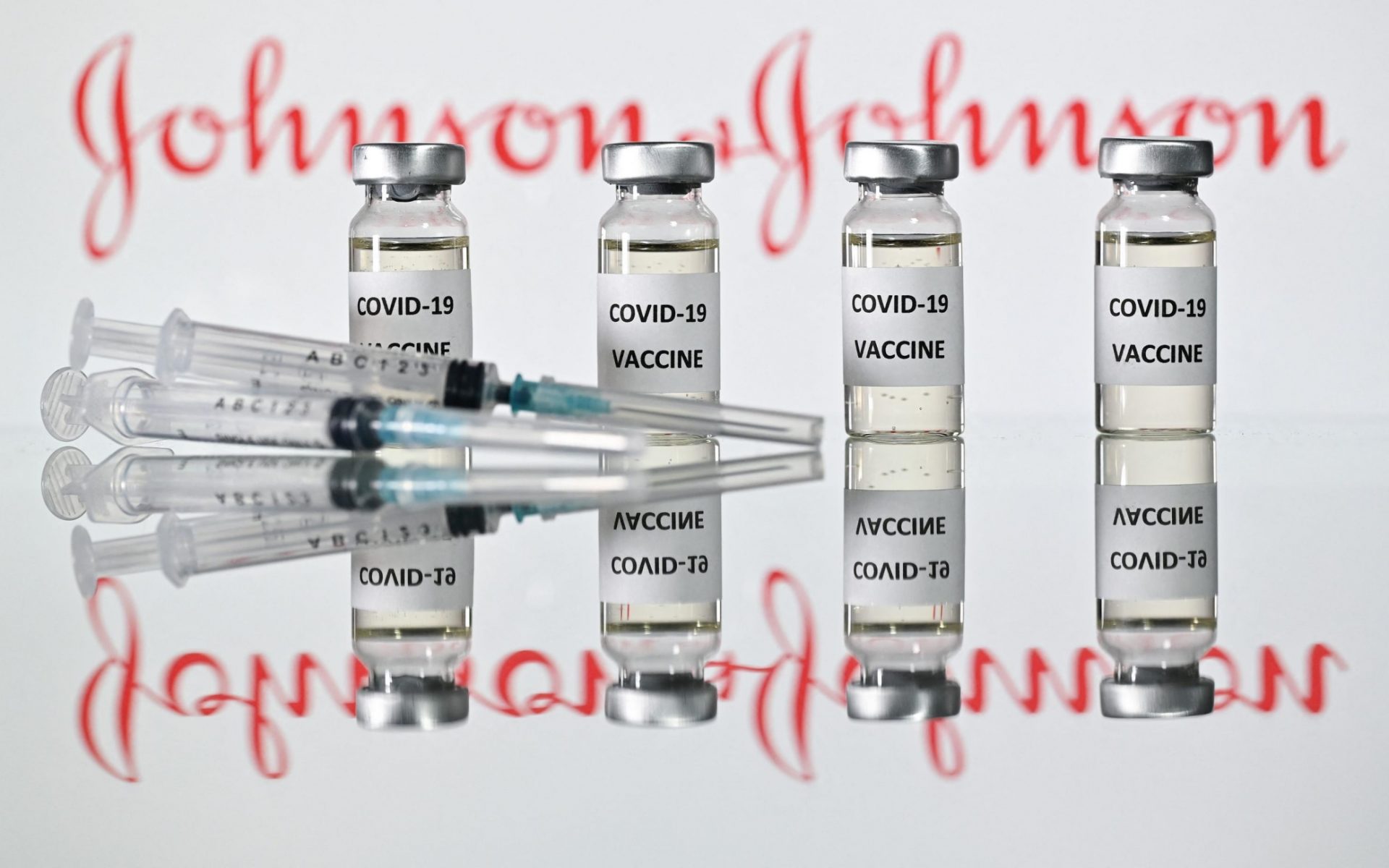 Vaccino Johnson & Johnson: ipotesi di darlo solo a over 60