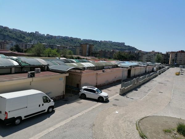 Napoli, protesta al mercatino di Fuorigrotta contro la zona rossa: saracinesche alzate