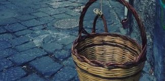 Paniere dal balcone per spacciare coca: arrestato a Napoli