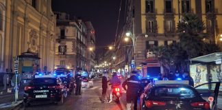 Piazza Dante, oltre 200 persone in strada senza mascherina