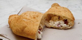 Pizza fritta, lo “sfizio” di Napoli per eccellenza: ecco dove mangiarla