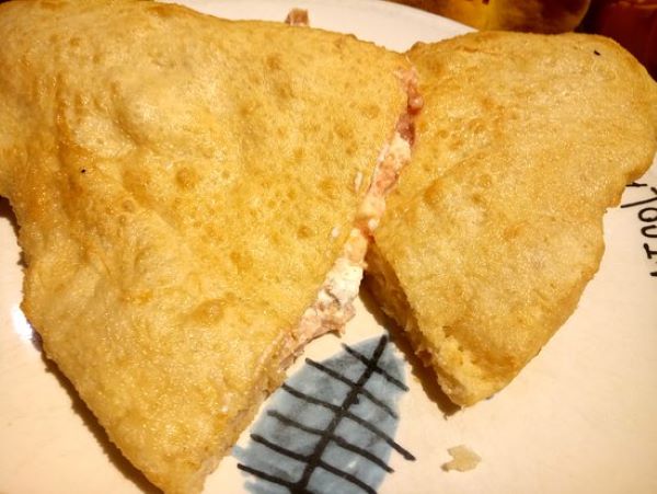 Pizza fritta, lo “sfizio” di Napoli per eccellenza: ecco dove mangiarla