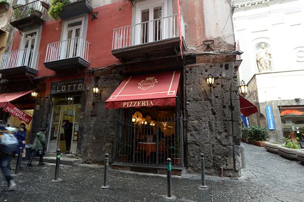 Napoli e “sua maestà” la pizza a portafoglio: ecco dove mangiarla