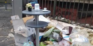 Pignasecca, via i paletti-tavolini: torna la spazzatura