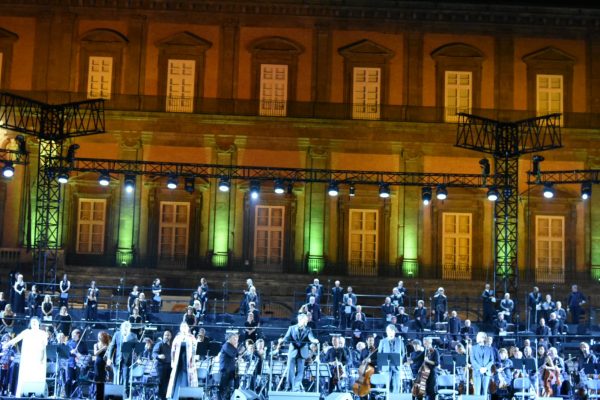 Teatro San Carlo: Tutti gli eventi della "Regione Lirica" in Piazza del Plebiscito. Date e orari
