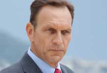 Un Posto al Sole, anticipazioni al 19 dicembre: Gennaro cerca di evitare il carcere Un Posto al Sole, anticipazioni al 19 dicembre: Gennaro cerca di evitare il carcere