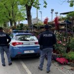 Posillipo: fioraio occupa un intero marciapiede. Denunciato e sequestrate oltre 3300 piante