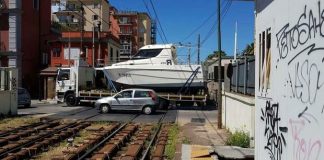 Cumana, camion trancia palo di sostegno: linea interrotta