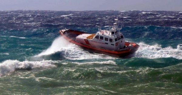 Maltempo in Campania: numerose le persone in difficoltà in mare soccorse della Guardia Costiera