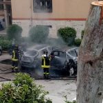 Fuorigrotta: paura per due auto in fiamme nel parco dei Ferrovieri [foto]
