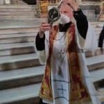 Il sangue di San Gennaro si è sciolto. Applausi ed emozione nel Duomo di Napoli