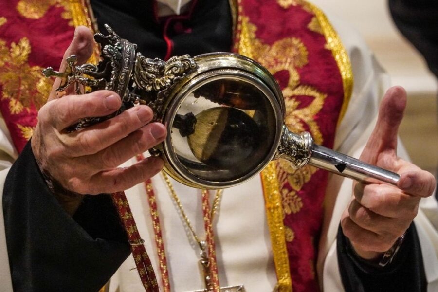 Miracolo di San Gennaro, alle 10.03 si è sciolto il sangue