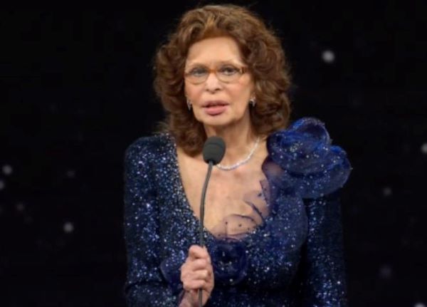 Sophia Loren cade in casa a Ginevra, operata per fratture all’anca Sophia Loren cade in casa a Ginevra, operata per fratture all’anca