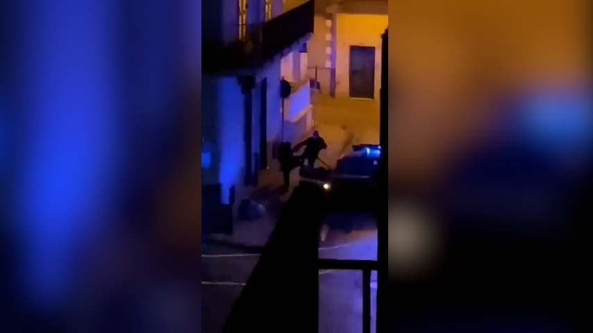 Terzigno, carabiniere prende a calci ragazzo in strada