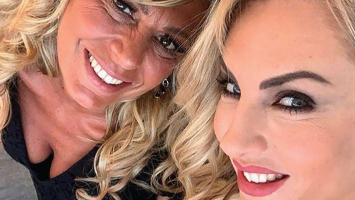 Uomini e Donne, rissa in camerino: pesanti accuse a Roberta Di Padua Uomini e Donne, rissa in camerino: pesanti accuse a Roberta Di Padua