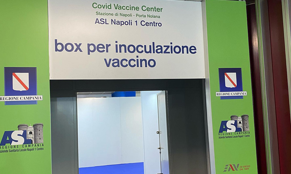 Vaccini a Napoli, scorte quasi finite: aperti 2 hub su 5