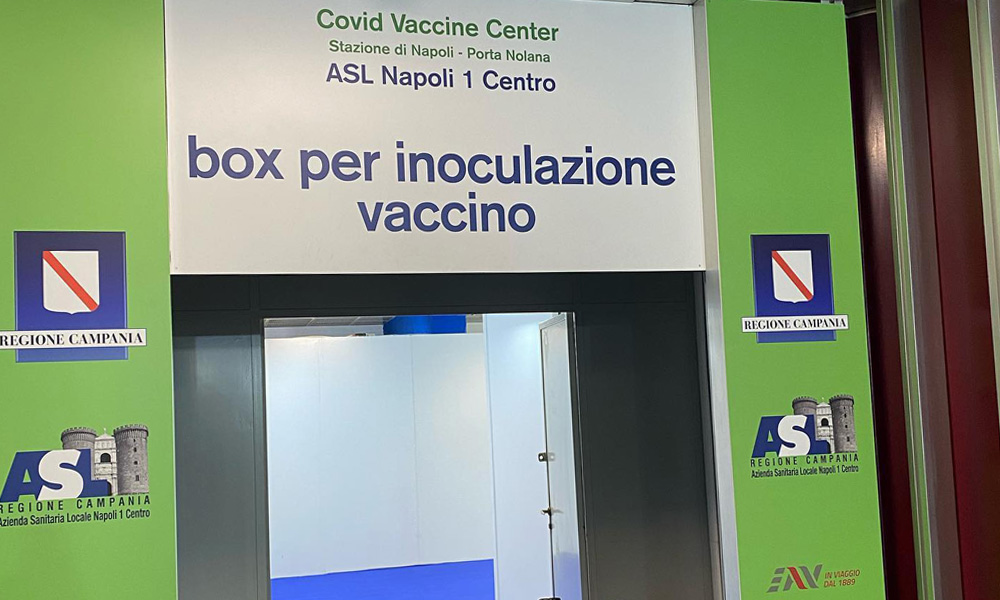 Vaccini a Napoli, scorte quasi finite: domani aperti 2 hub su 5 Vaccini a Napoli, scorte quasi finite: domani aperti 2 hub su 5