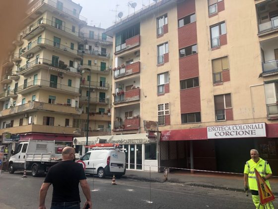 Fuorigrotta, sgomberato edificio a rischio crollo per una infiltrazione d'acqua