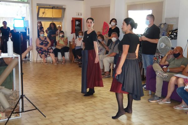 Sartoria di Remida Napoli, presentata la collezione di gonne realizzata in materiali di recupero dalle donne di periferia