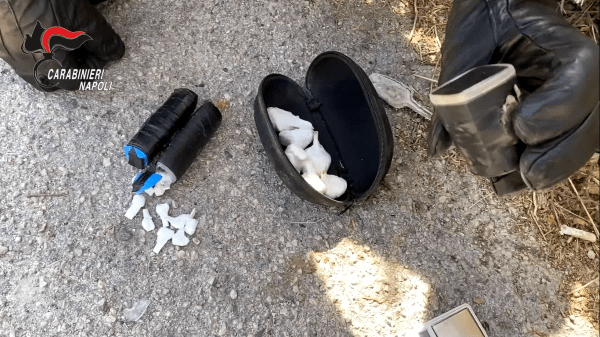 Pianura, controlli dei Carabinieri: una pistola e 51 grammi di cocaina in un muretto di tufo