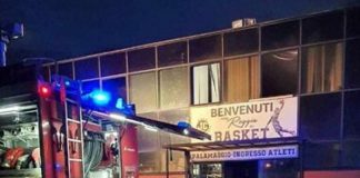 Caserta, incendio al Palamaggiò: si segue anche pista dolosa