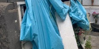 Cimitero del Pianto: da una tomba spuntano resti umani