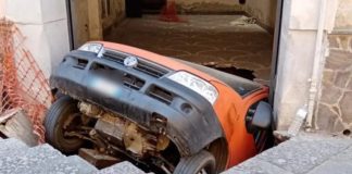 Santa Maria Capua Vetere, furgone sprofonda in una voragine