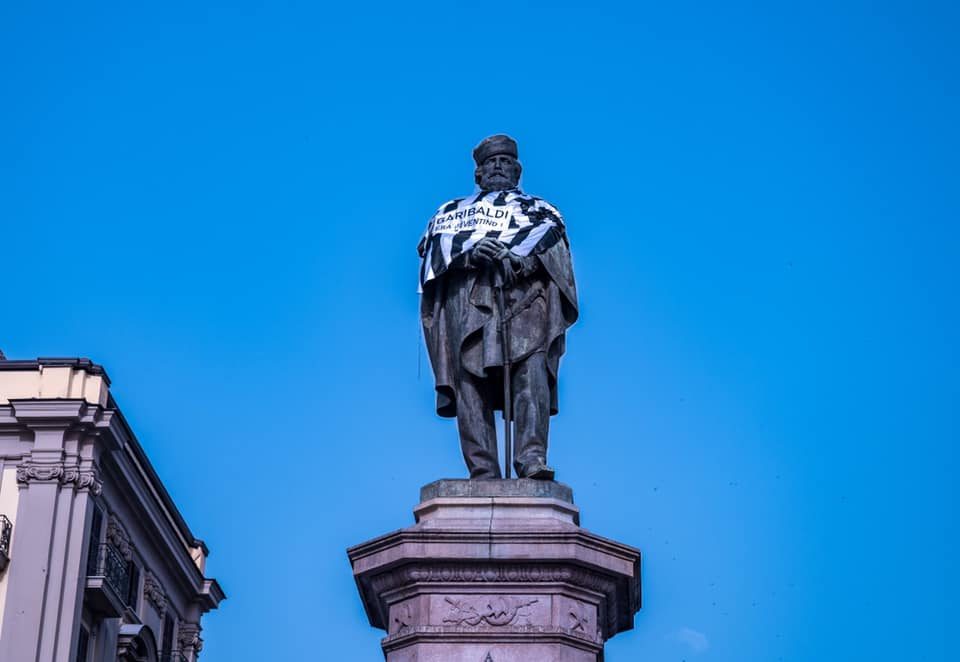 Garibaldi juventino: sulla statua una maglia bianconera